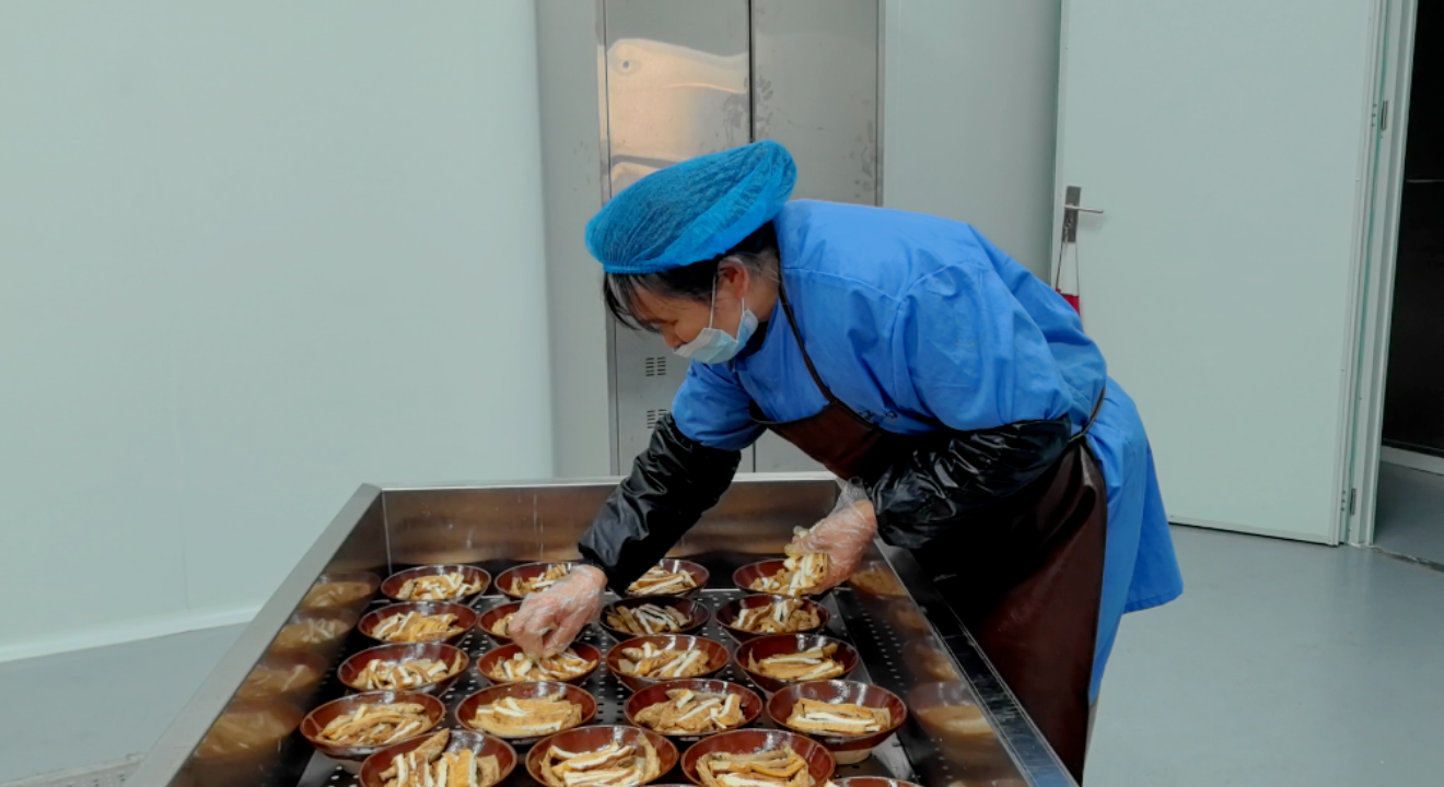 新春年货市场升温 汉阴桃花鱼礼盒“出圈”走俏