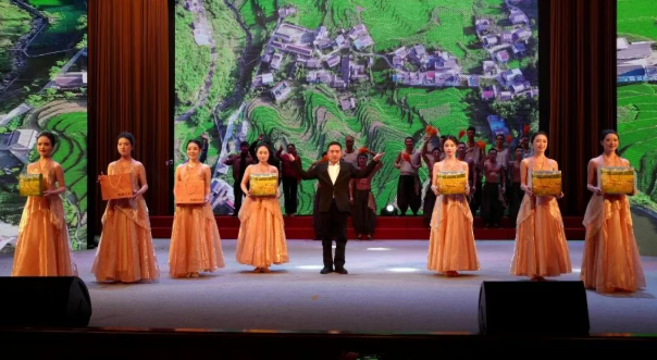 灯火暖桑梓 欢歌献乡亲——汉阴春晚的坚守与深情