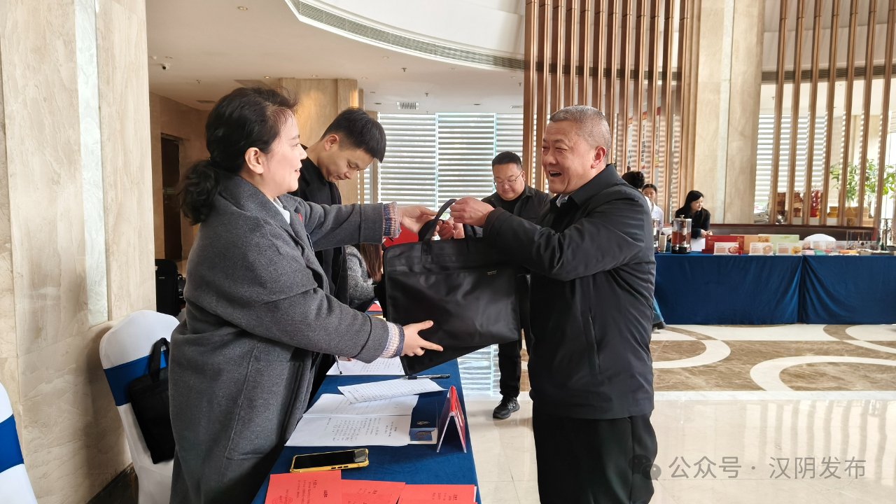 聚焦两会丨肩负重托赴盛会——政协汉阴县十届五次会议委员向大会报到