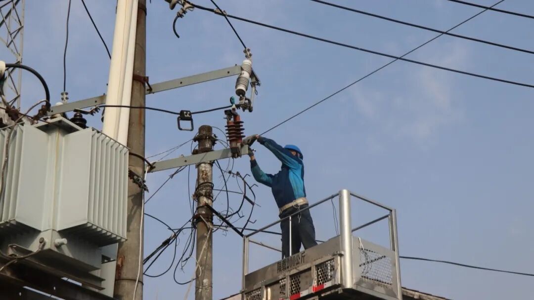 【“千万工程”看汉阴】平梁镇开展弱电线路整治 集镇“颜值”再提升