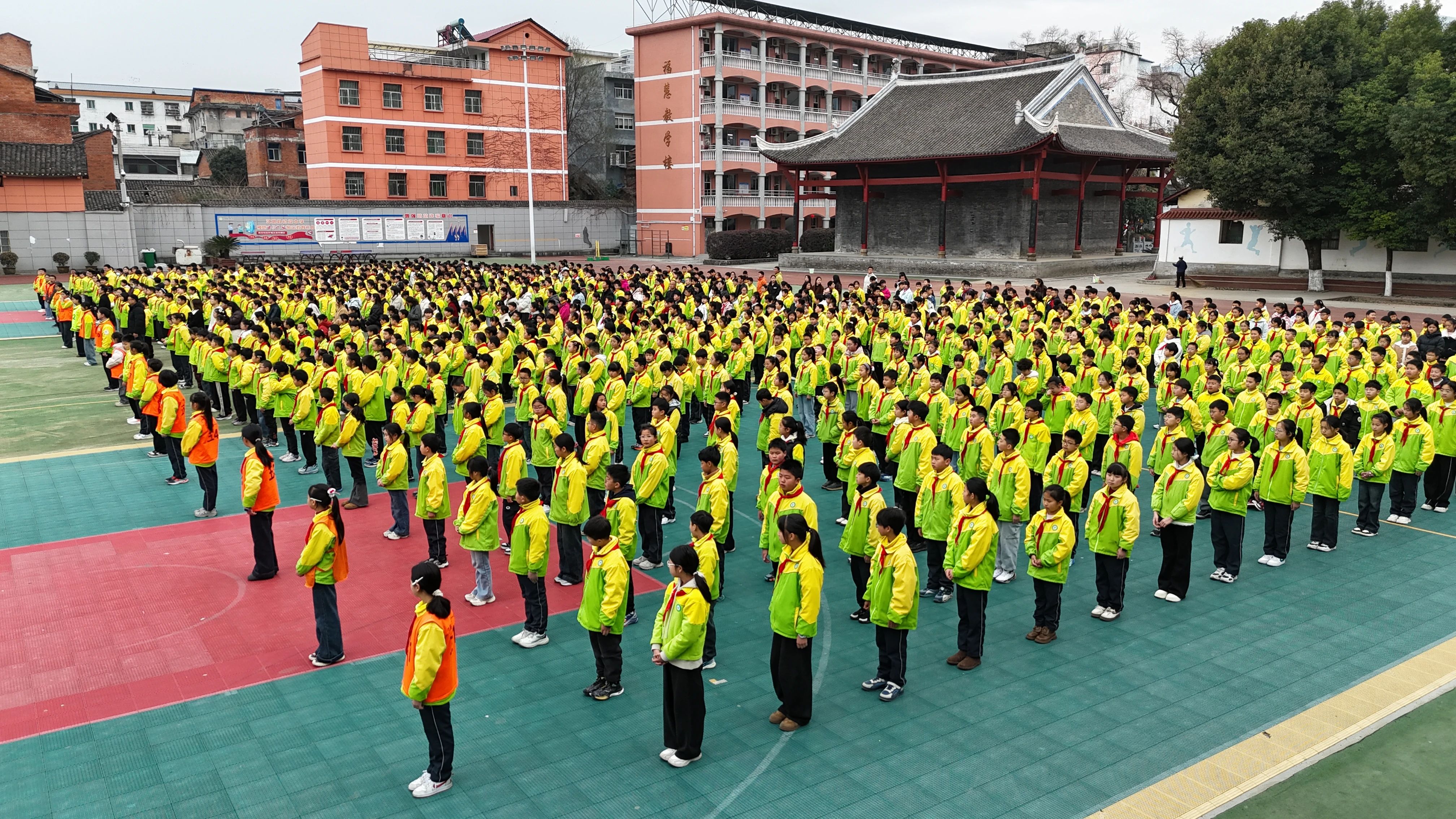 汉阴县多彩“开学第一课”点亮新学期