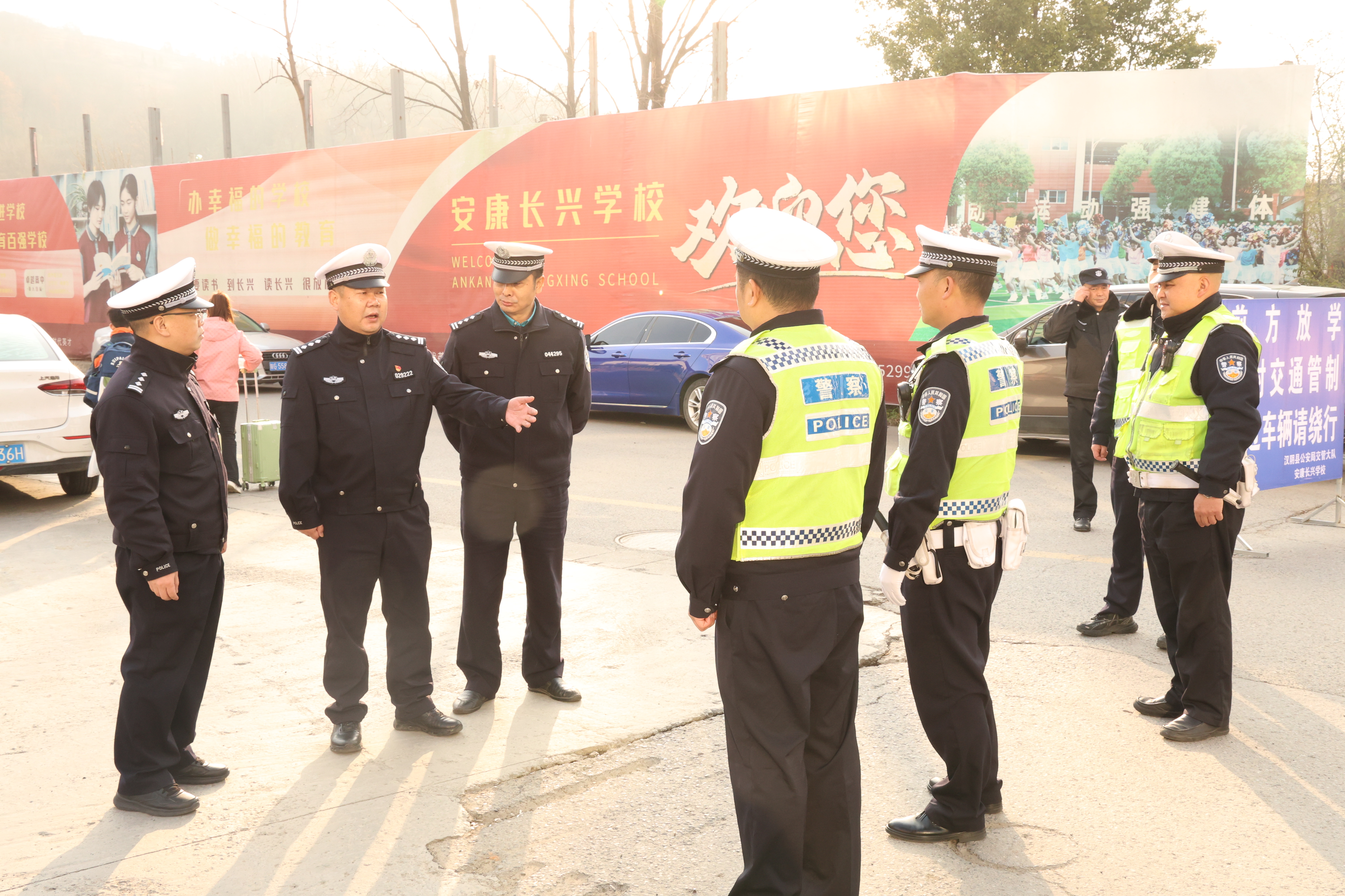 汉阴公安交警暖心“护学岗”点亮平安新学期