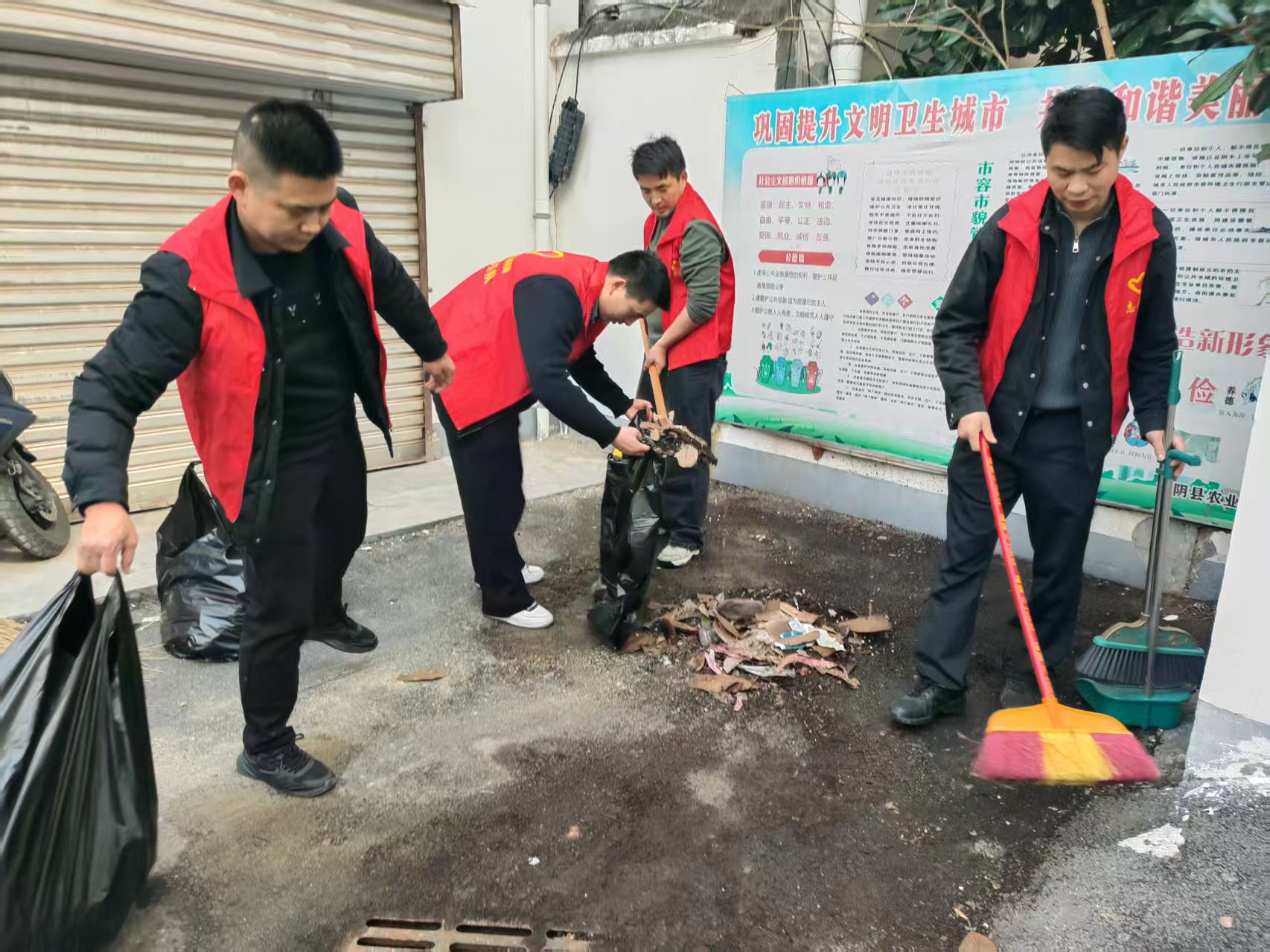 汉阴县退役军人事务局：传承雷锋精神 清洁家园暖人心