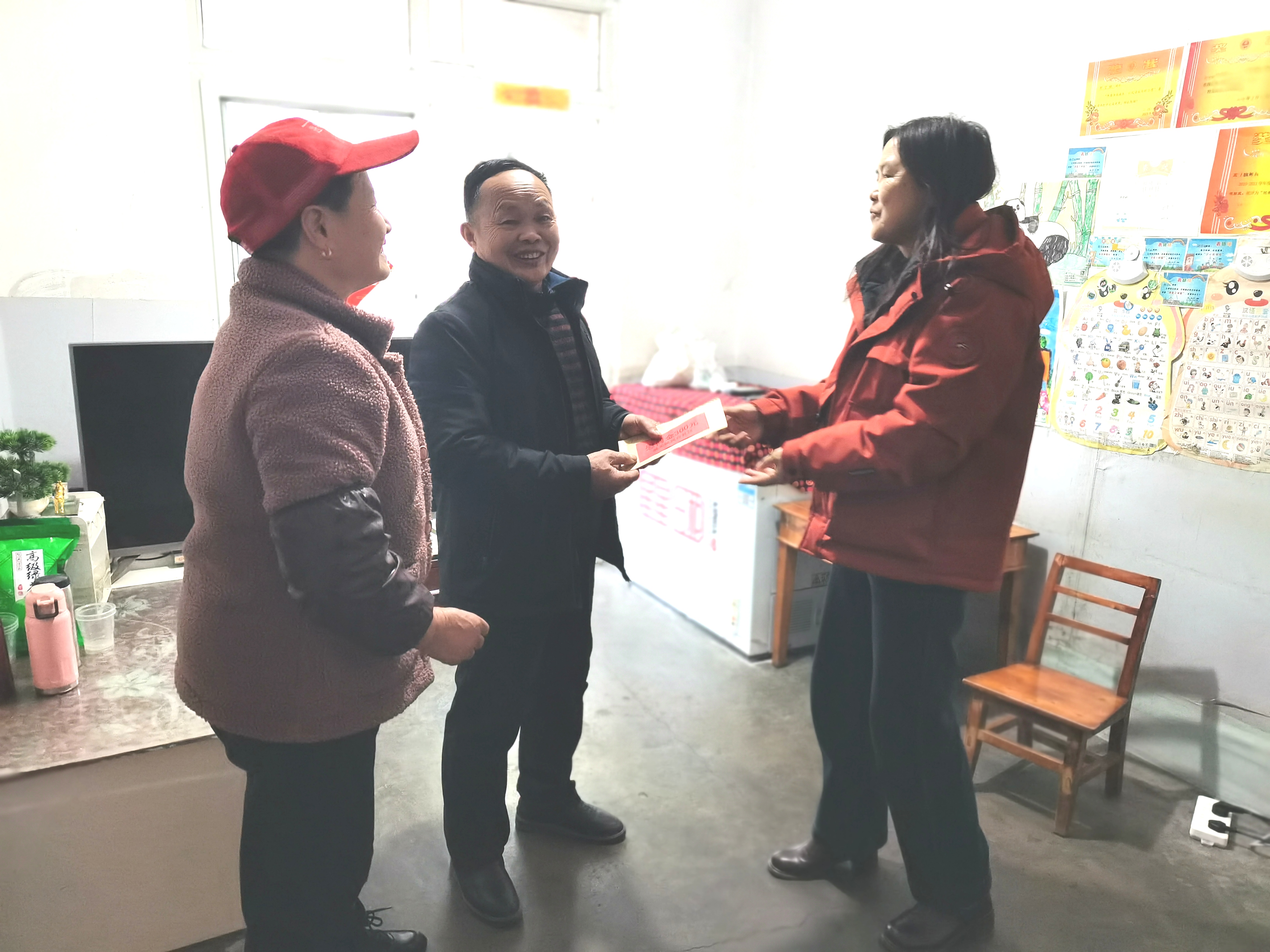 汉阴县城关镇凤台社区开展慰问活动