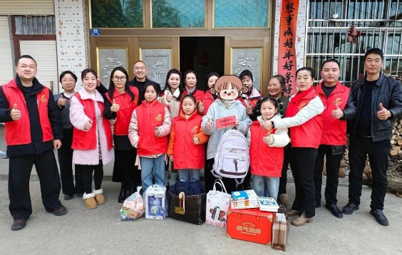 汉阴县融媒体中心组织“爱心妈妈”开展慰问活动