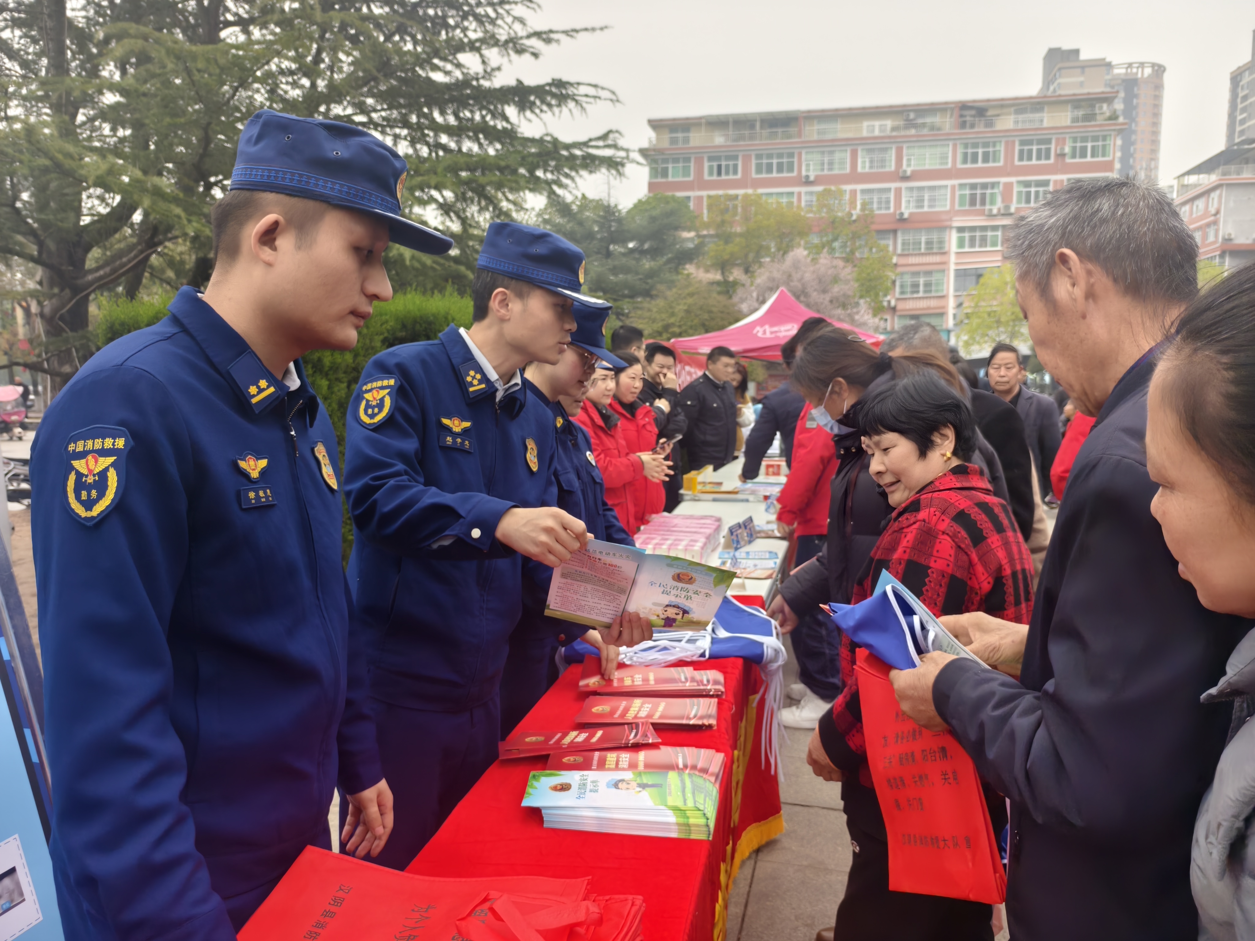 汉阴消防救援局联合多部门开展“3·15”消防产品专项宣传活动