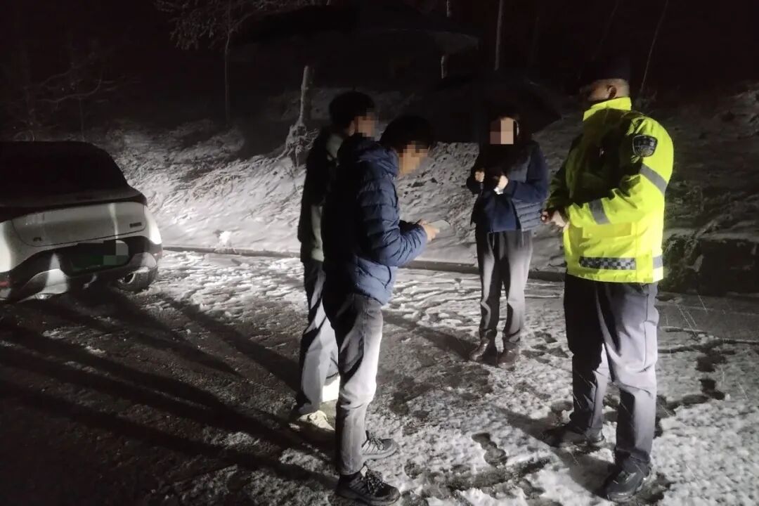 风雪中的“荧光绿”——汉阴公安交警暖心守护群众平安出行