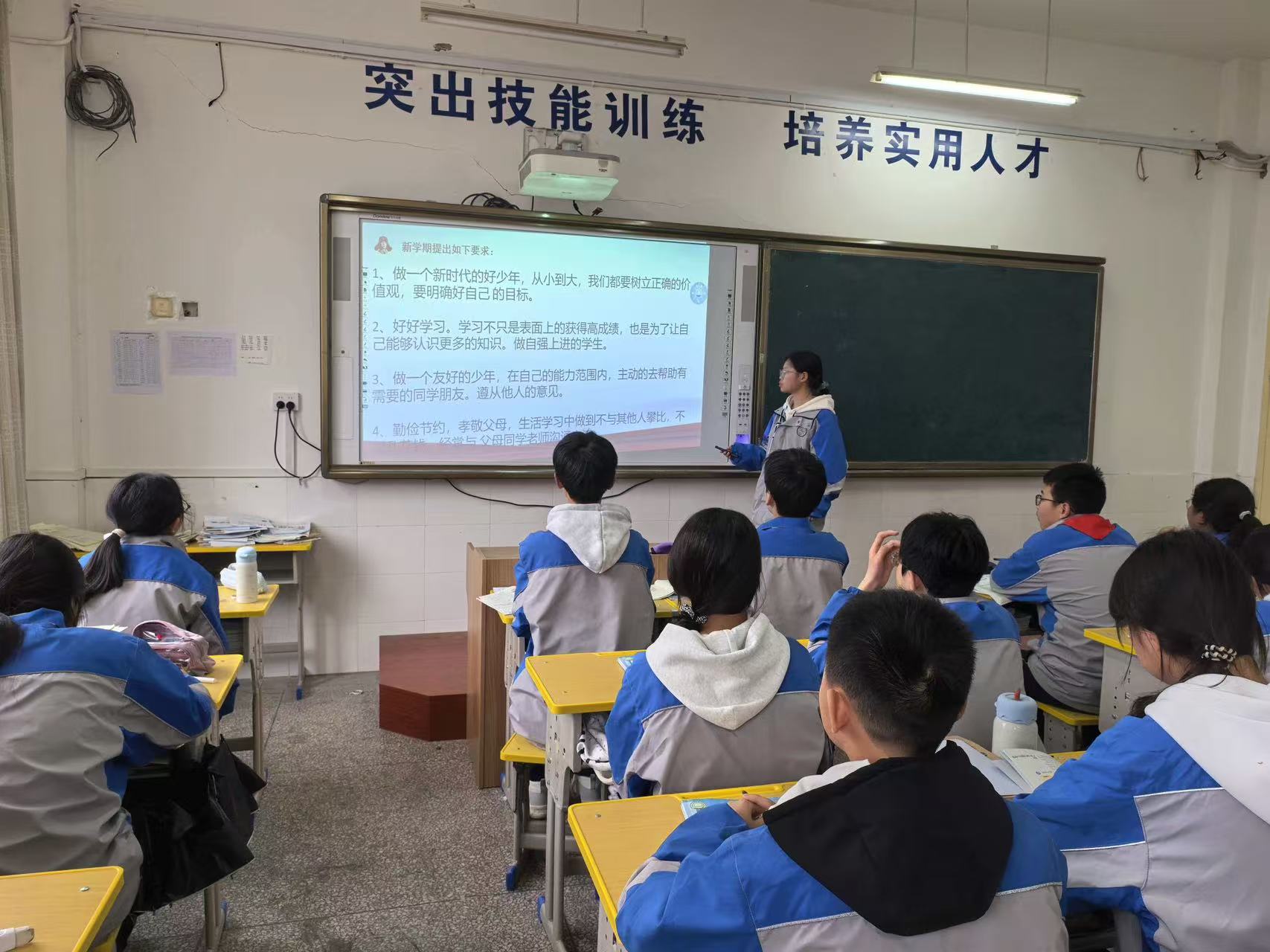 汉阴县初级中学开展“学雷锋”志愿服务活动