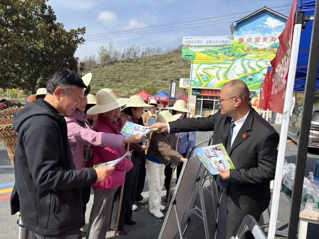 汉阴法院：凤堰花海迎客来 法治宣传添“枫”景
