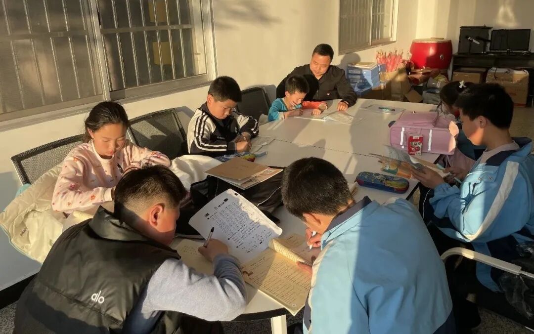 汉阴县平梁镇二郎村：“微课堂”里有着为人民服务的真情感！