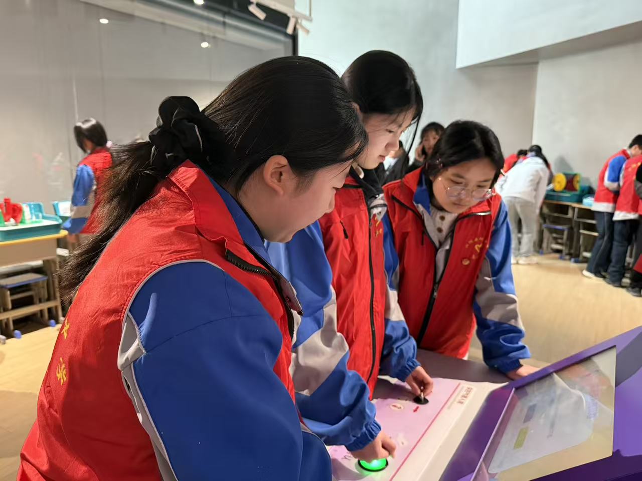 党建引领聚合力 科普筑梦学雷锋