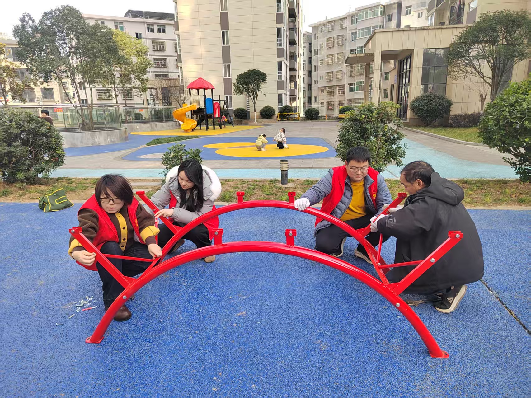 汉阴县城关镇凤台社区：校社共建办实事 健身设施进家园
