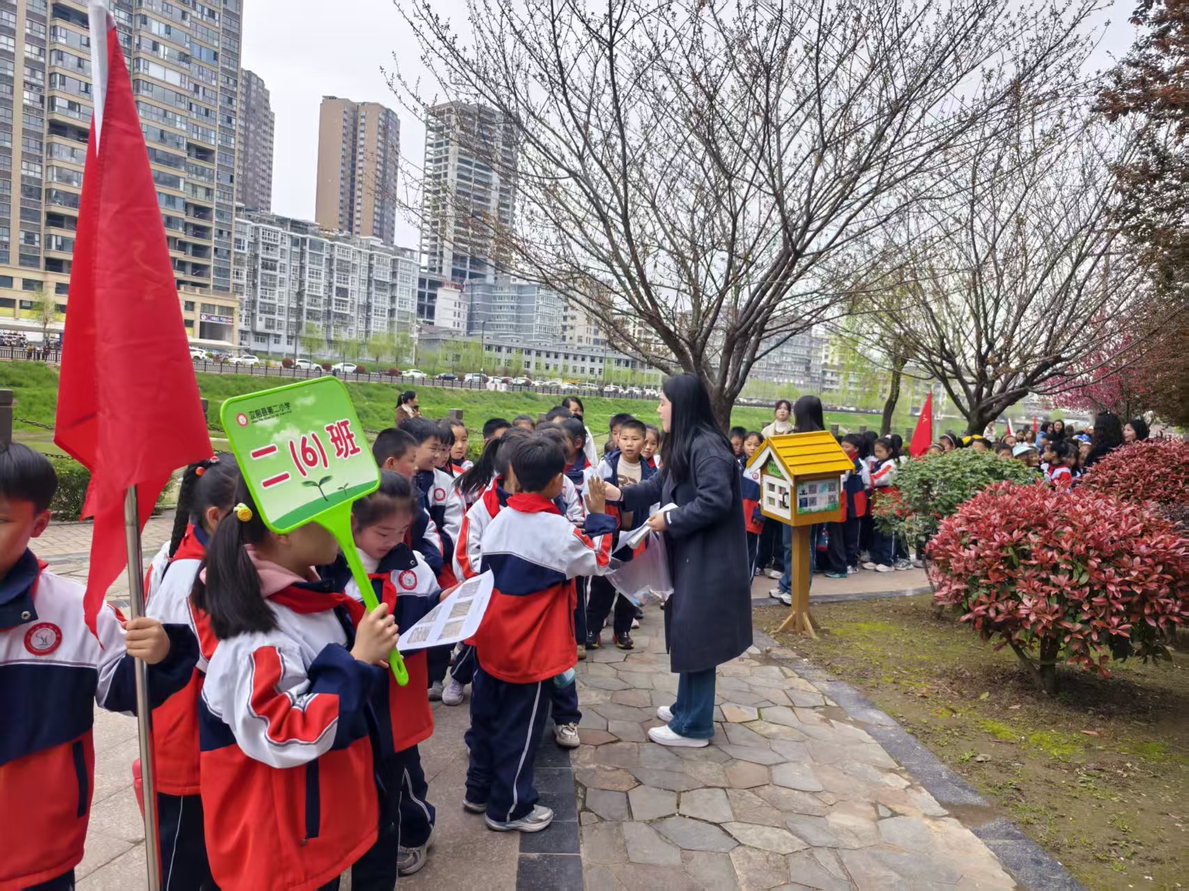 汉阴县第二小学：走出课堂寻春意 语文实践润童心