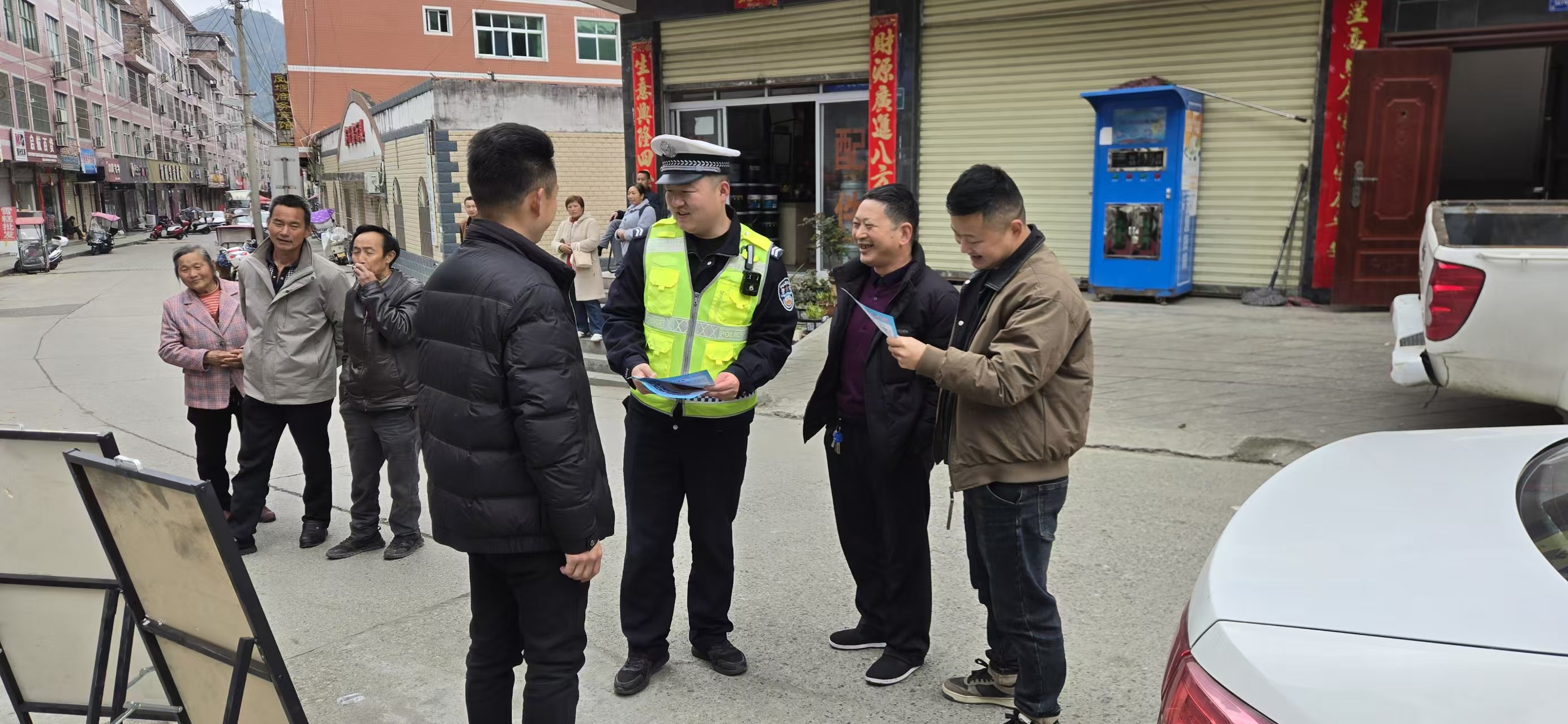 汉阴公安交警巧用“小阵地”守护乡村“大平安”