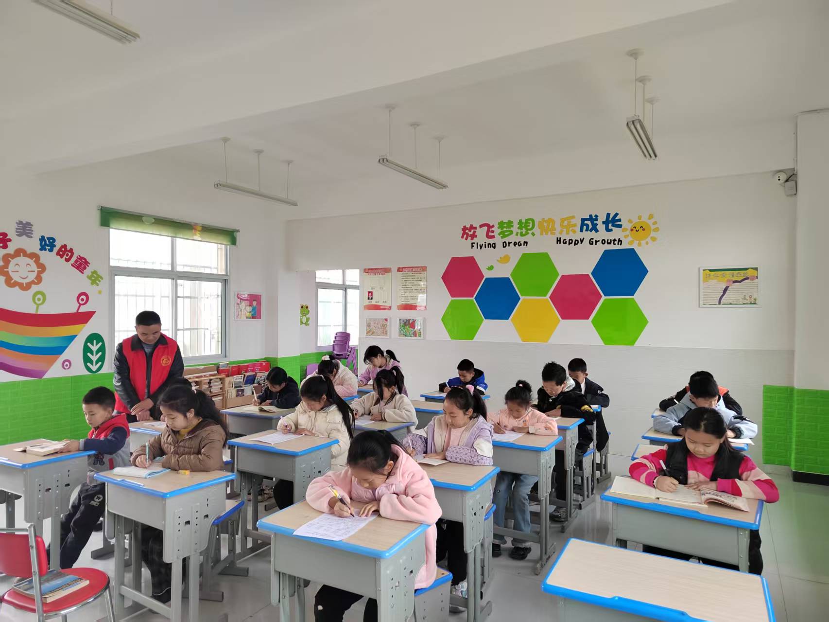 汉阴县城关镇西苑社区开展青少年暖心陪伴志愿服务