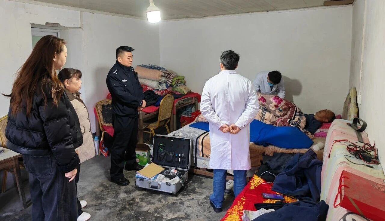 汉阴公安火速救助突发疾病独居老人