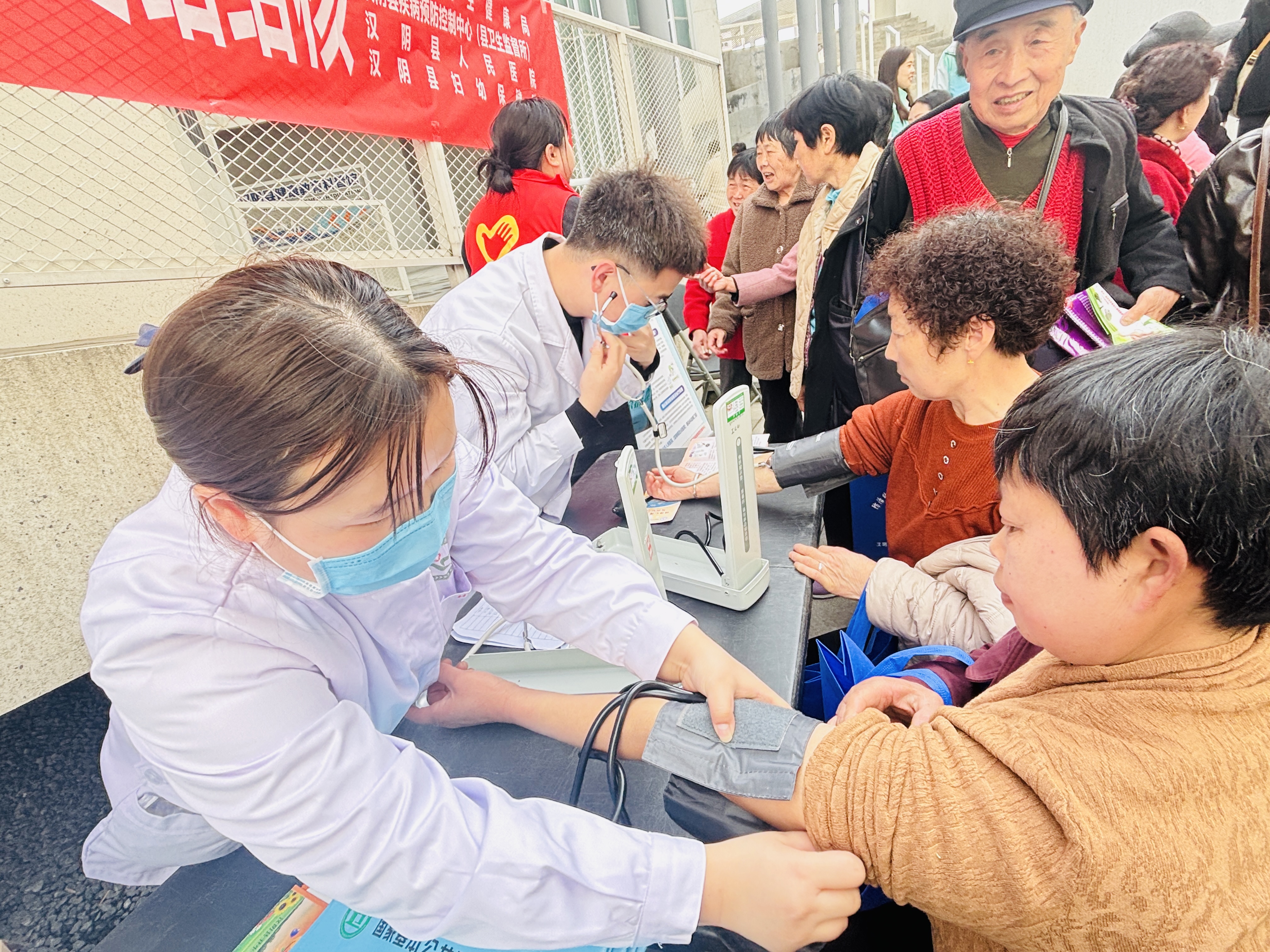 汉阴县人民医院开展“世界防治结核病日”义诊暨科普宣传活动