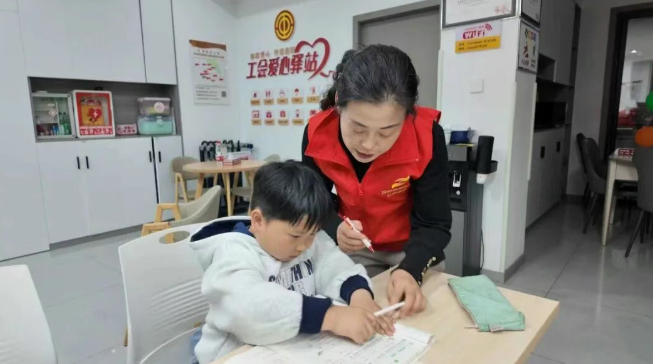 汉阴：公益爱心辅导点亮儿童课后时光