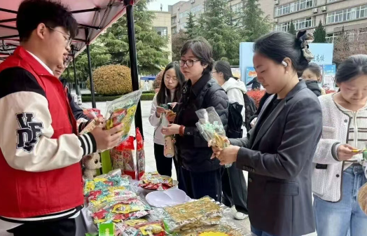 组团服务促振兴 汉阴好物进高校