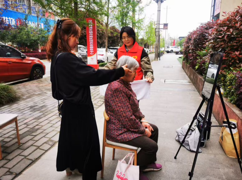 汉阴：爱心义剪暖夕阳 便民服务显温情