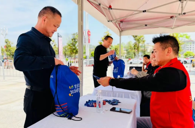 汉阴农商银行2026汉阴乡村跑参赛包有序发放