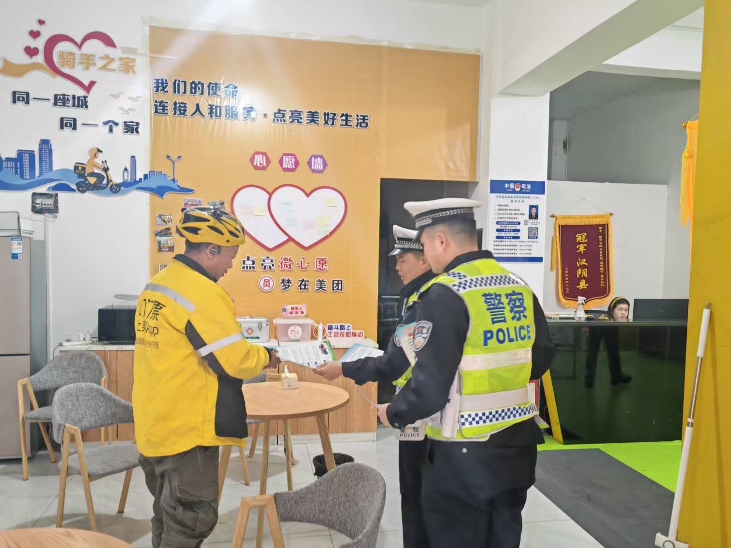 汉阴公安交警：精准宣教护航快递外卖“平安配送”