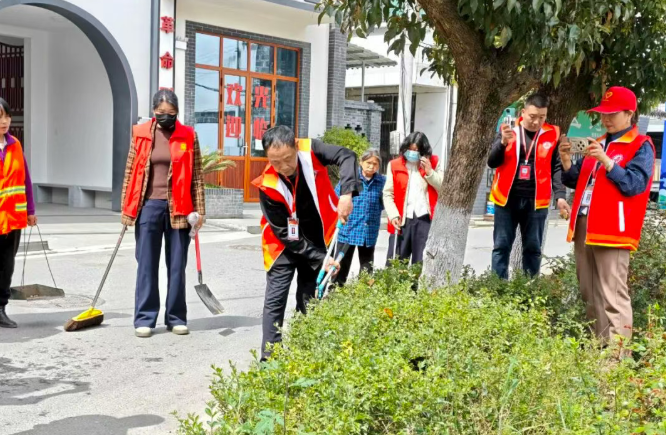 双河口镇：巾帼家政进村（社）志愿服务迎“村跑”