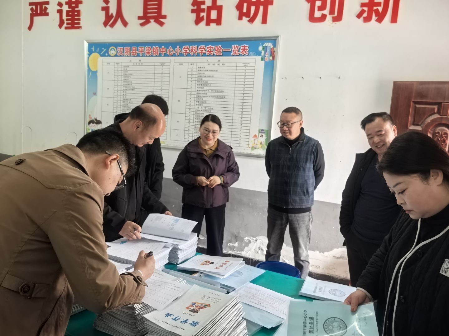 平梁镇中心小学开展常规教学视导检查 