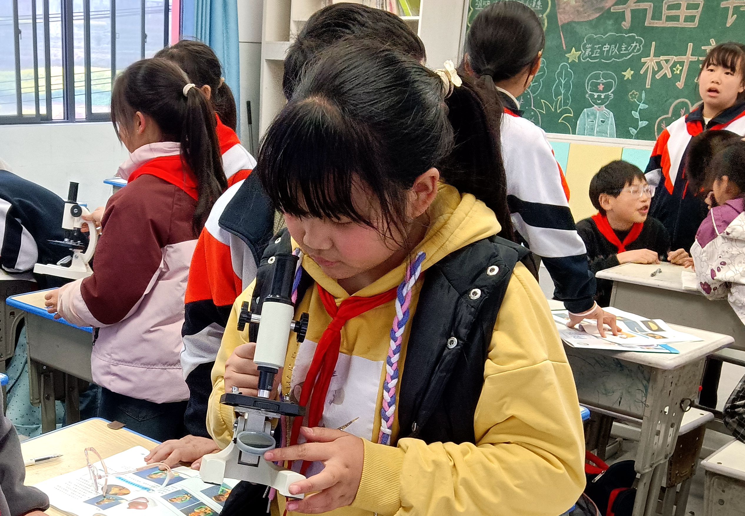 汉阴县第二小学太平校区：聚焦趣味课堂  探秘微观世界
