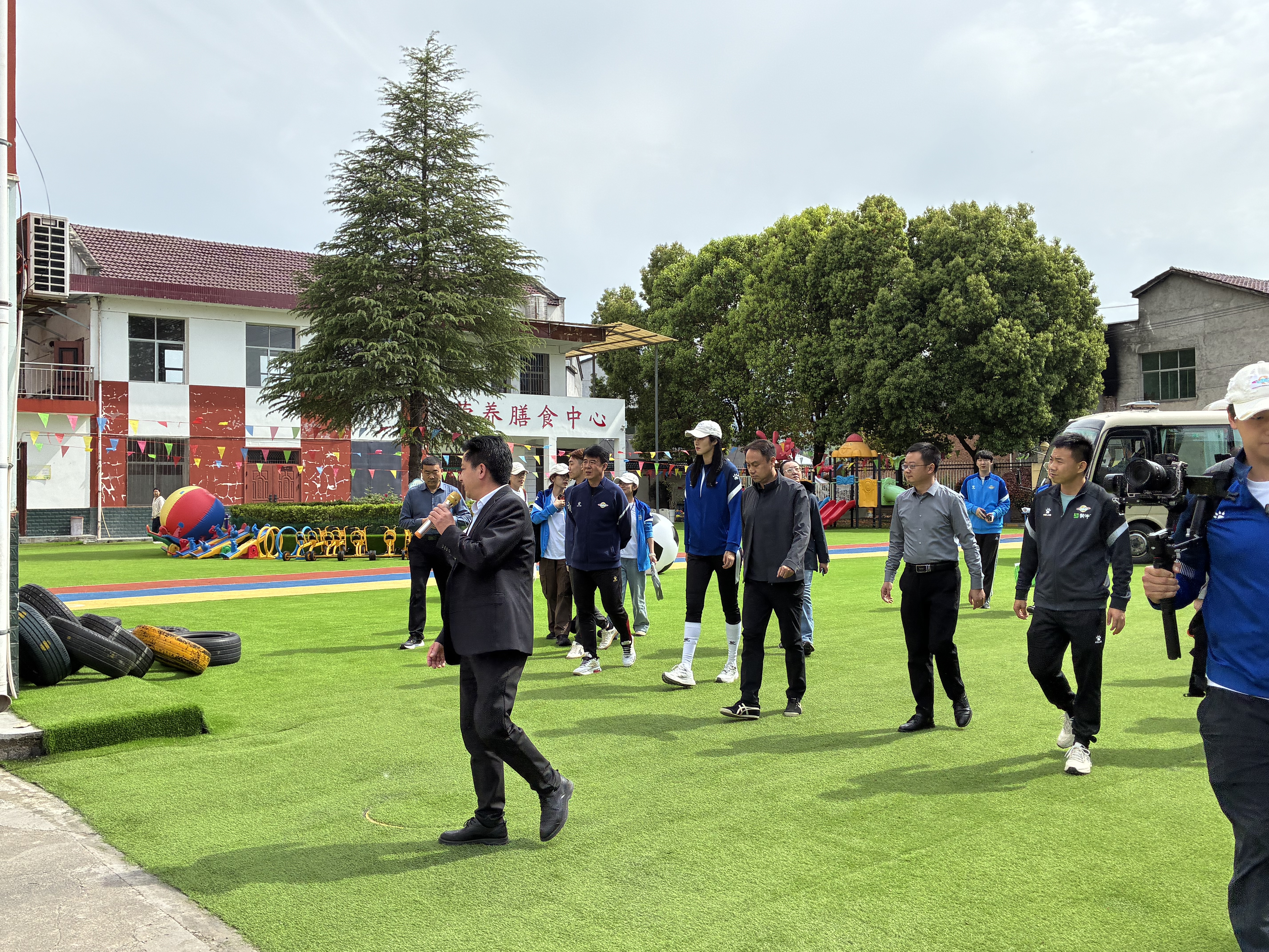 绿茵传递爱心 榜样引领成长