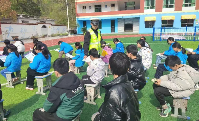 法治宣讲进校园 “警校家”携手筑安全