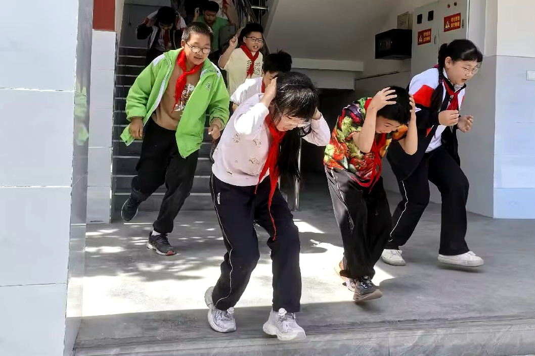 汉阴县第二小学太平校区开展防震减灾逃生演练