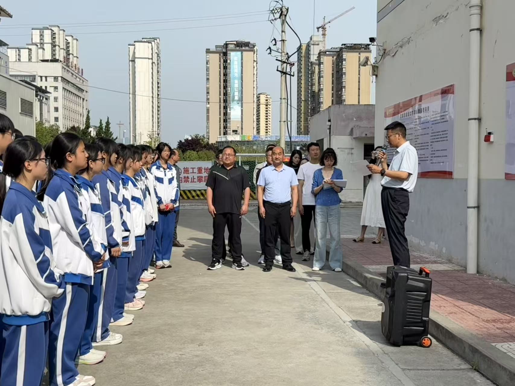 汉阴县初级中学“回音壁”学生意见建议现场处理获好评