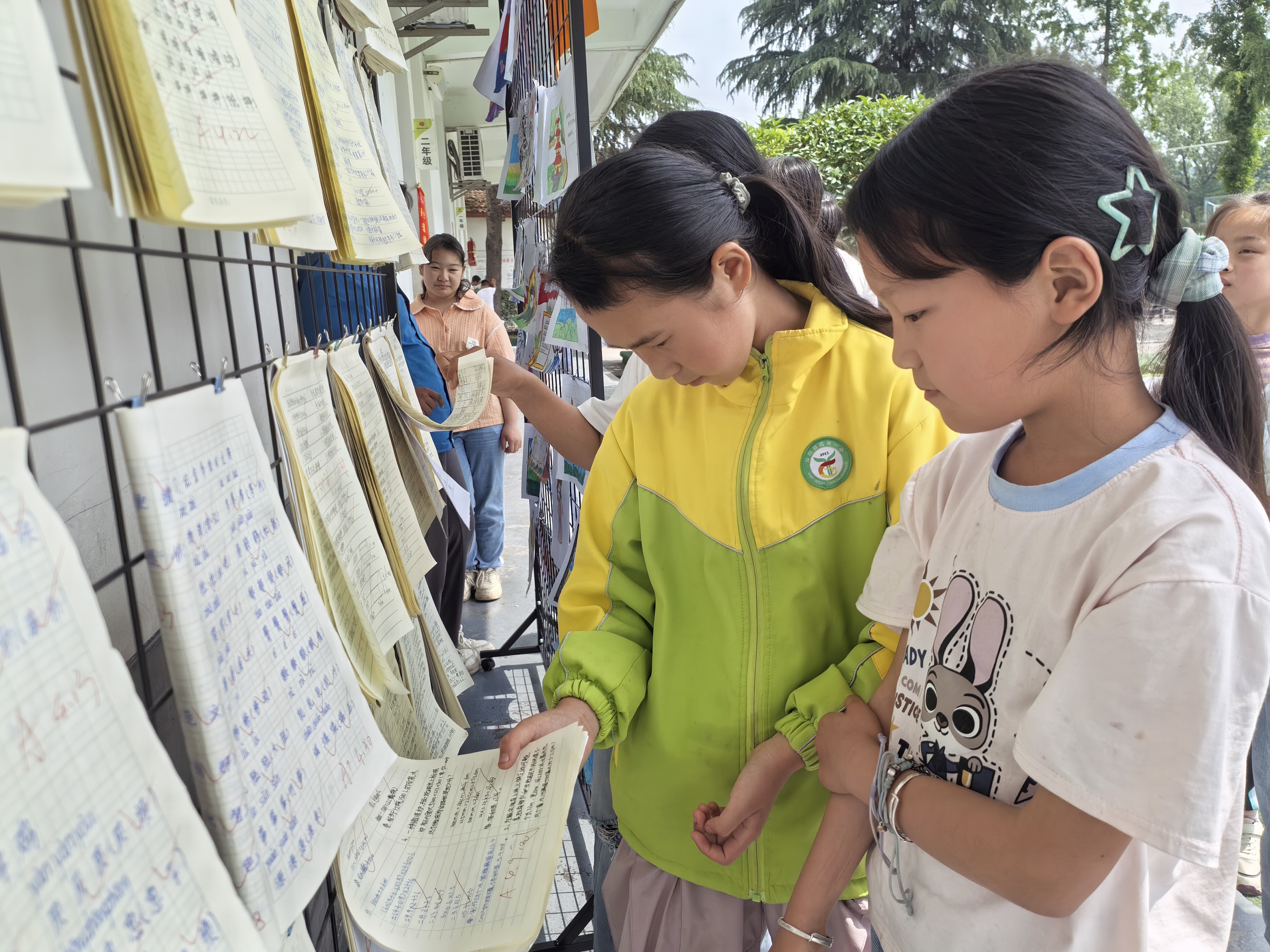 汉阴县第一小学长窖校区举办校园优秀作业展览