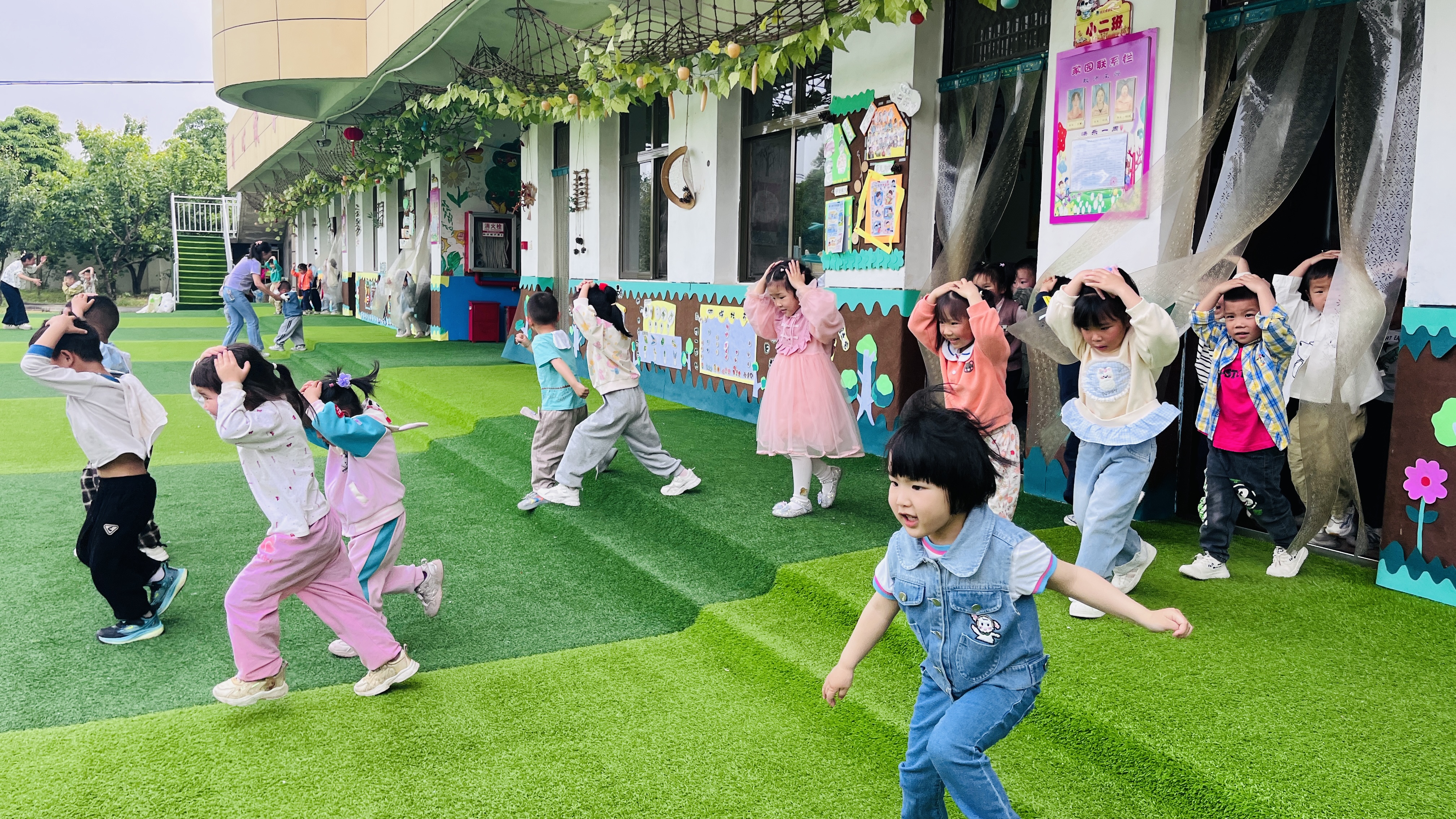 汉阴县城关镇春蕾幼儿园开展地震演练活动