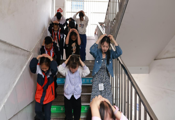 汉阴县第二小学开展防震减灾系列活动