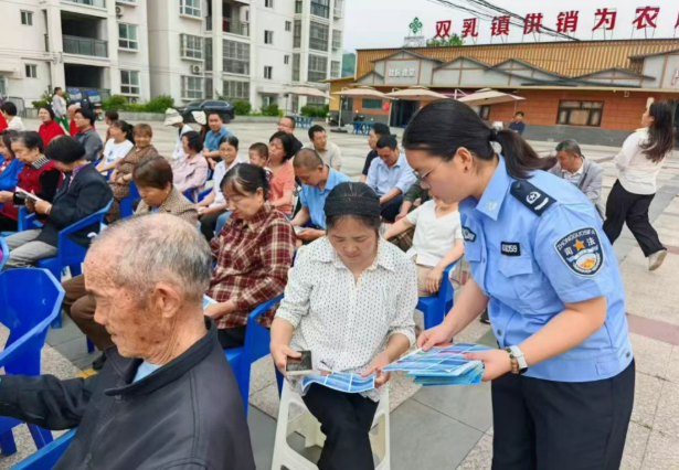 双乳司法所开展“民法典宣传月”暨平安建设宣传活动