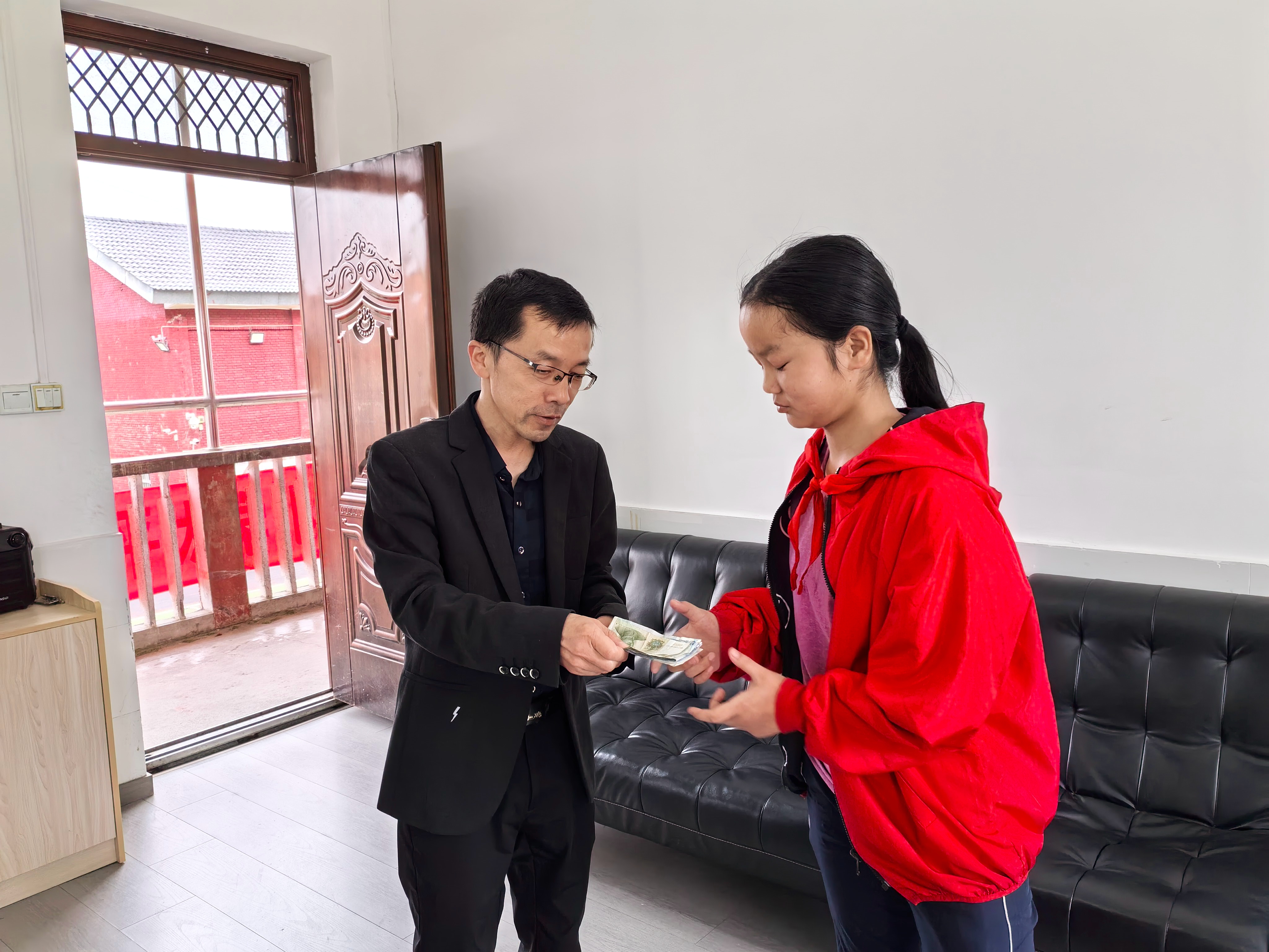 汉阴县第二小学太平校区：钱物丢失心焦急  拾金不昧传佳话
