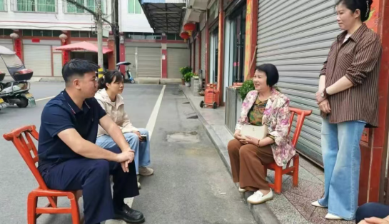 联村联户送政策，真情服务暖民心