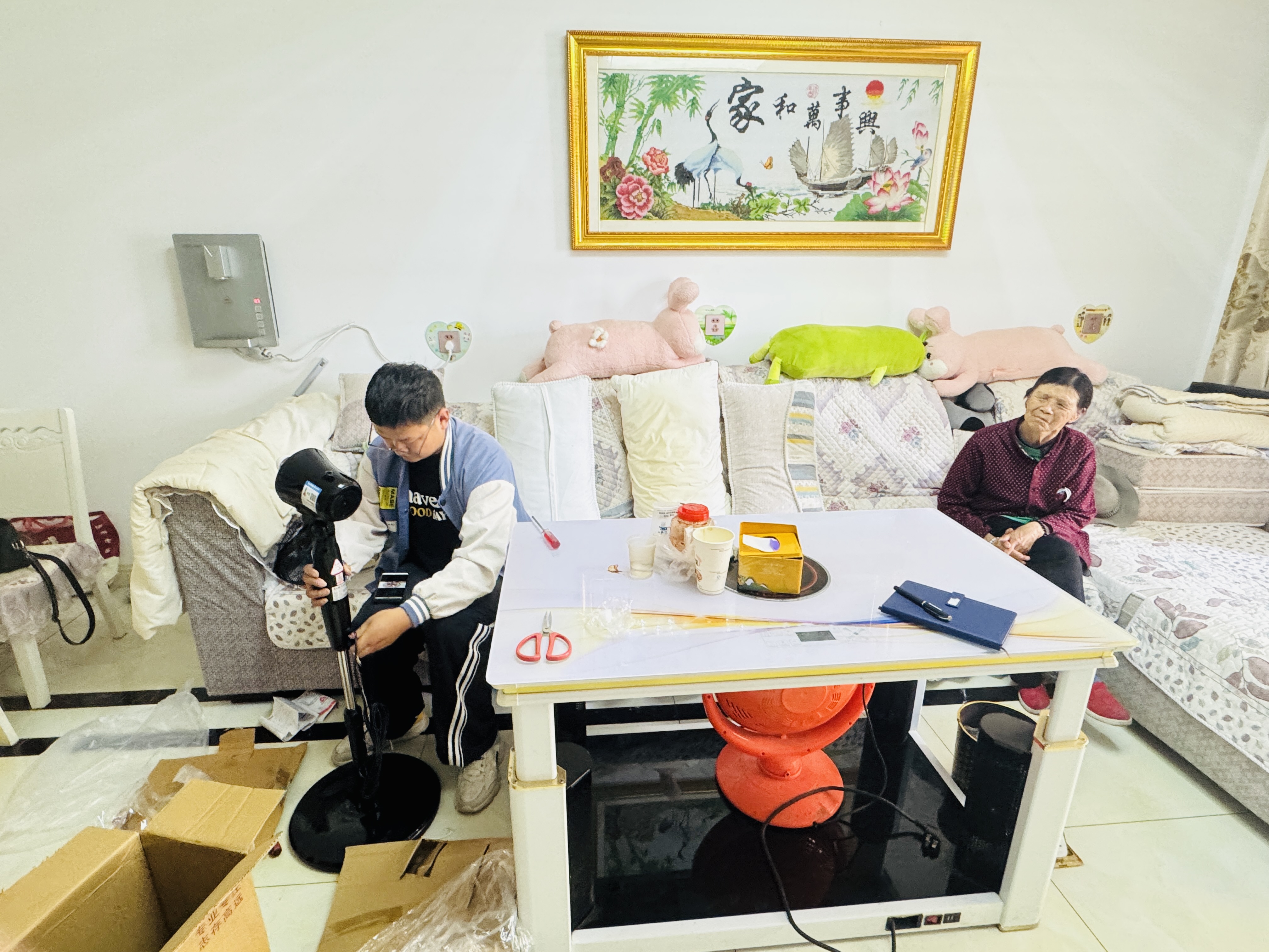 城关镇城东社区：小扇送微凉 服务暖夕阳