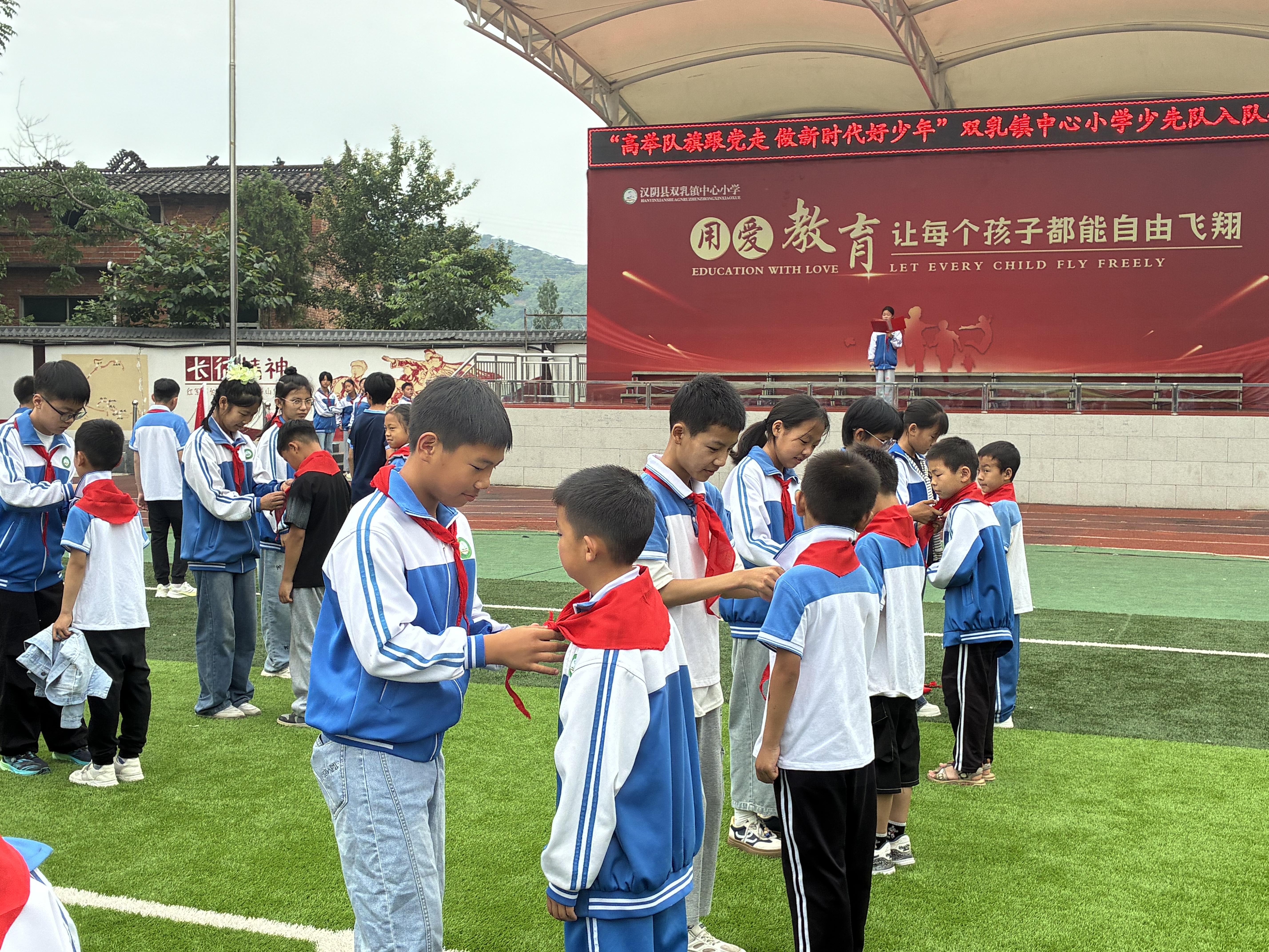 汉阴县双乳镇中心小学举行新队员入队仪式