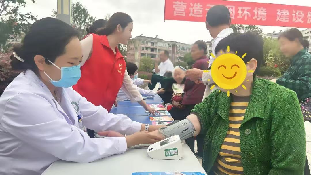 汉阴县紧密型医共体总院开展第39个世界无烟日义诊活动