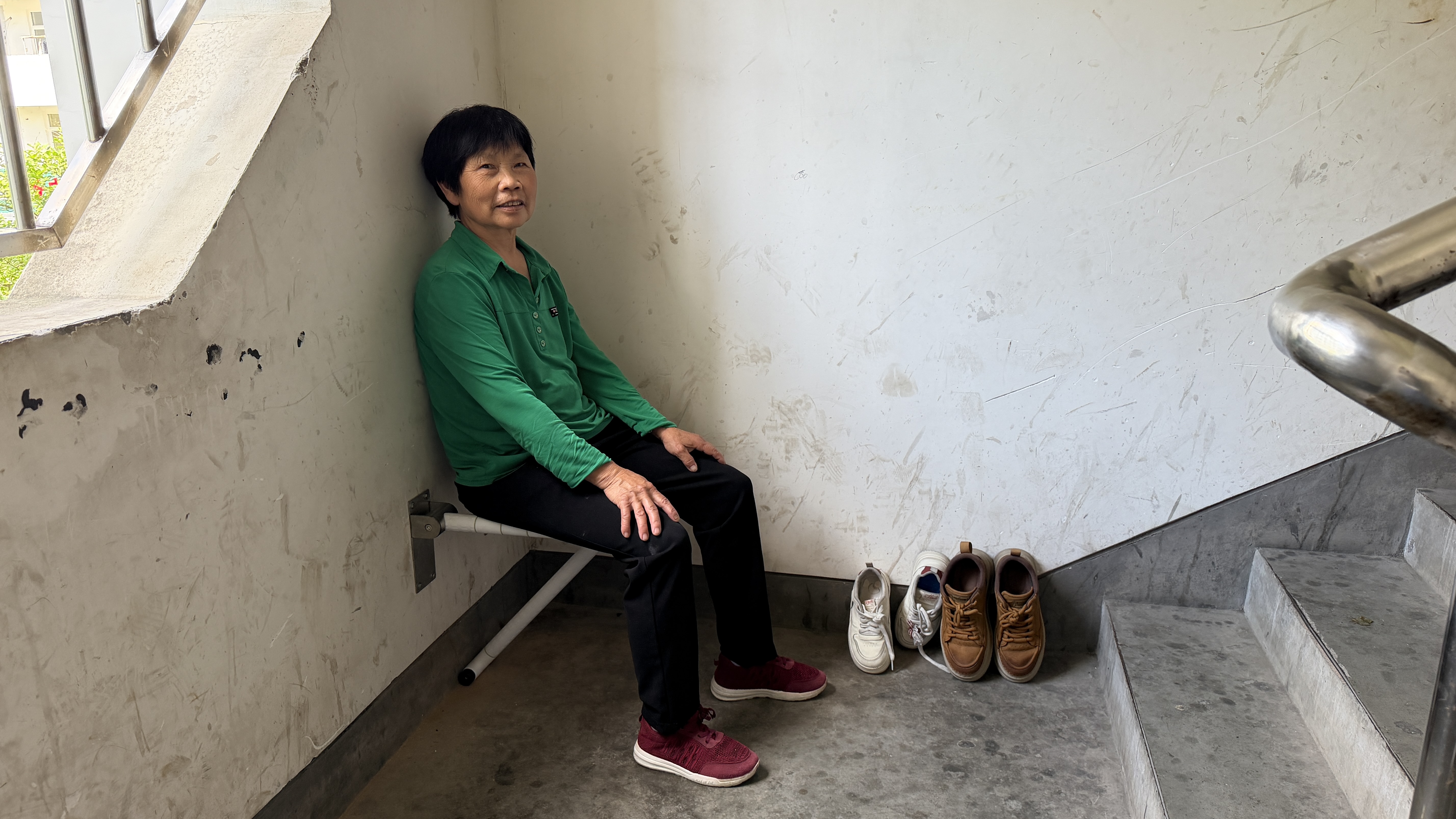 城关镇李家台社区：安装“爱心折叠椅”让居民“爬楼”不再难