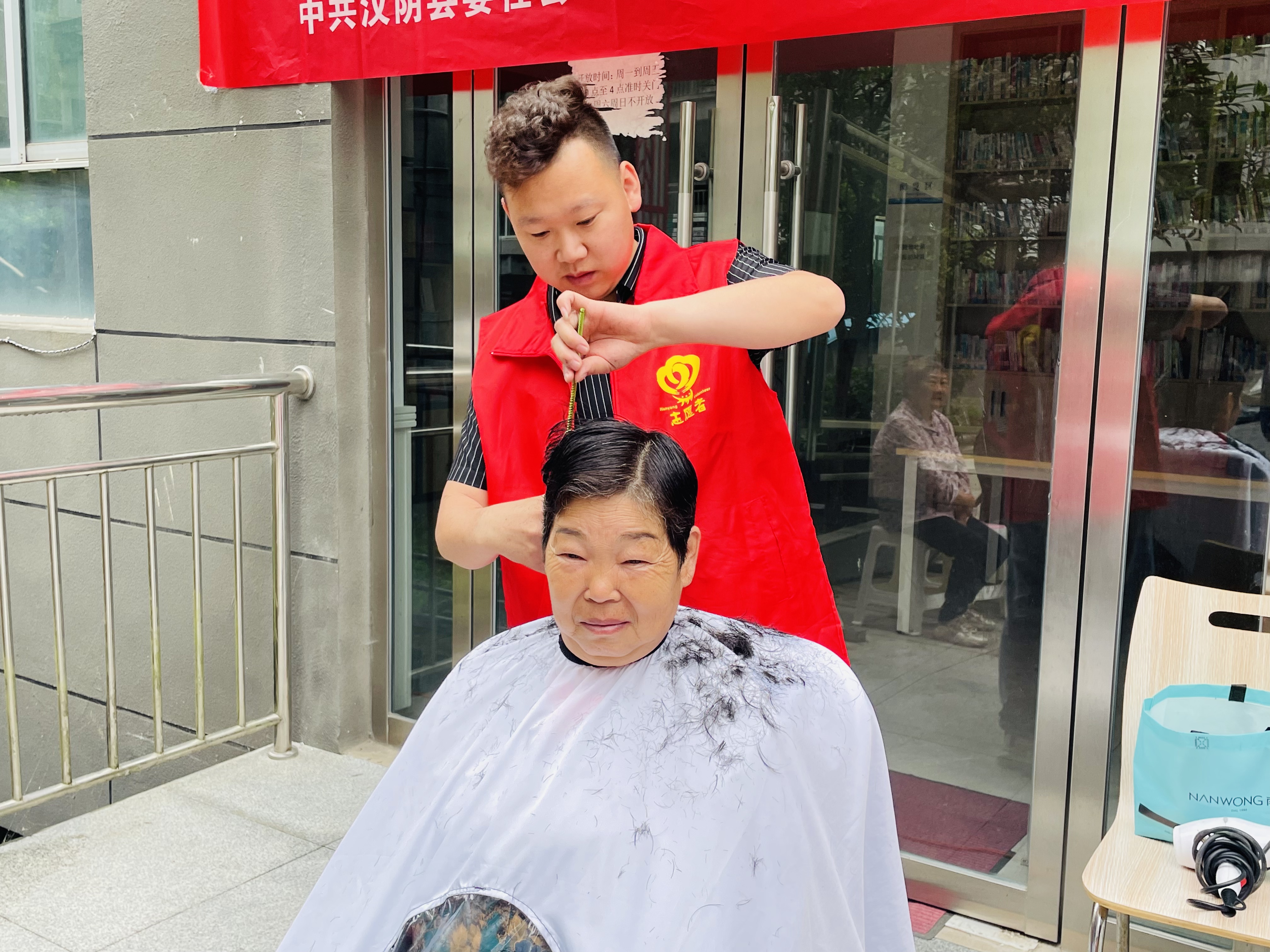 汉阳镇集镇社区开展公益理发志愿服务活动