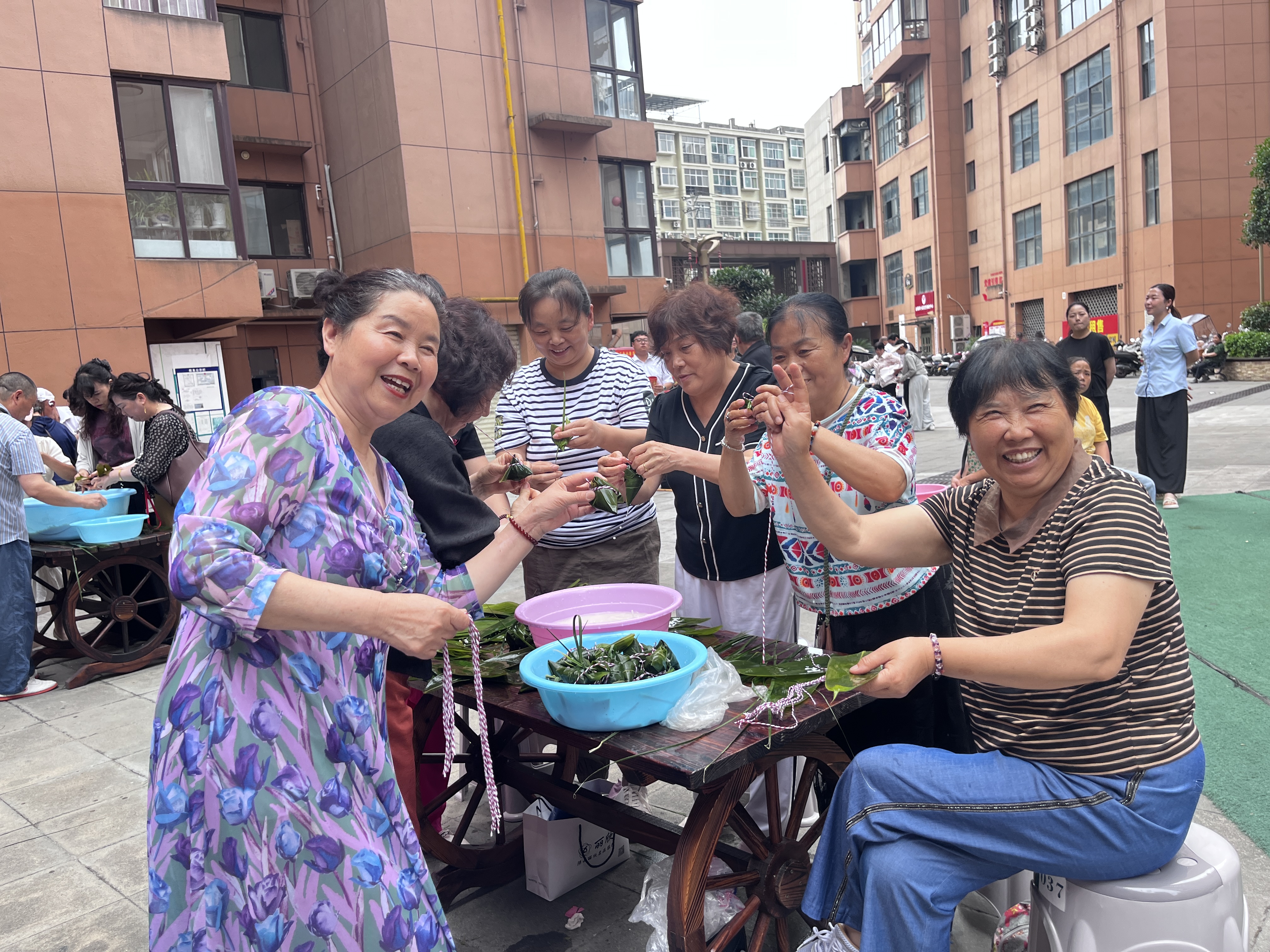 新城社区开展端午节主题党日暨便民志愿服务活动