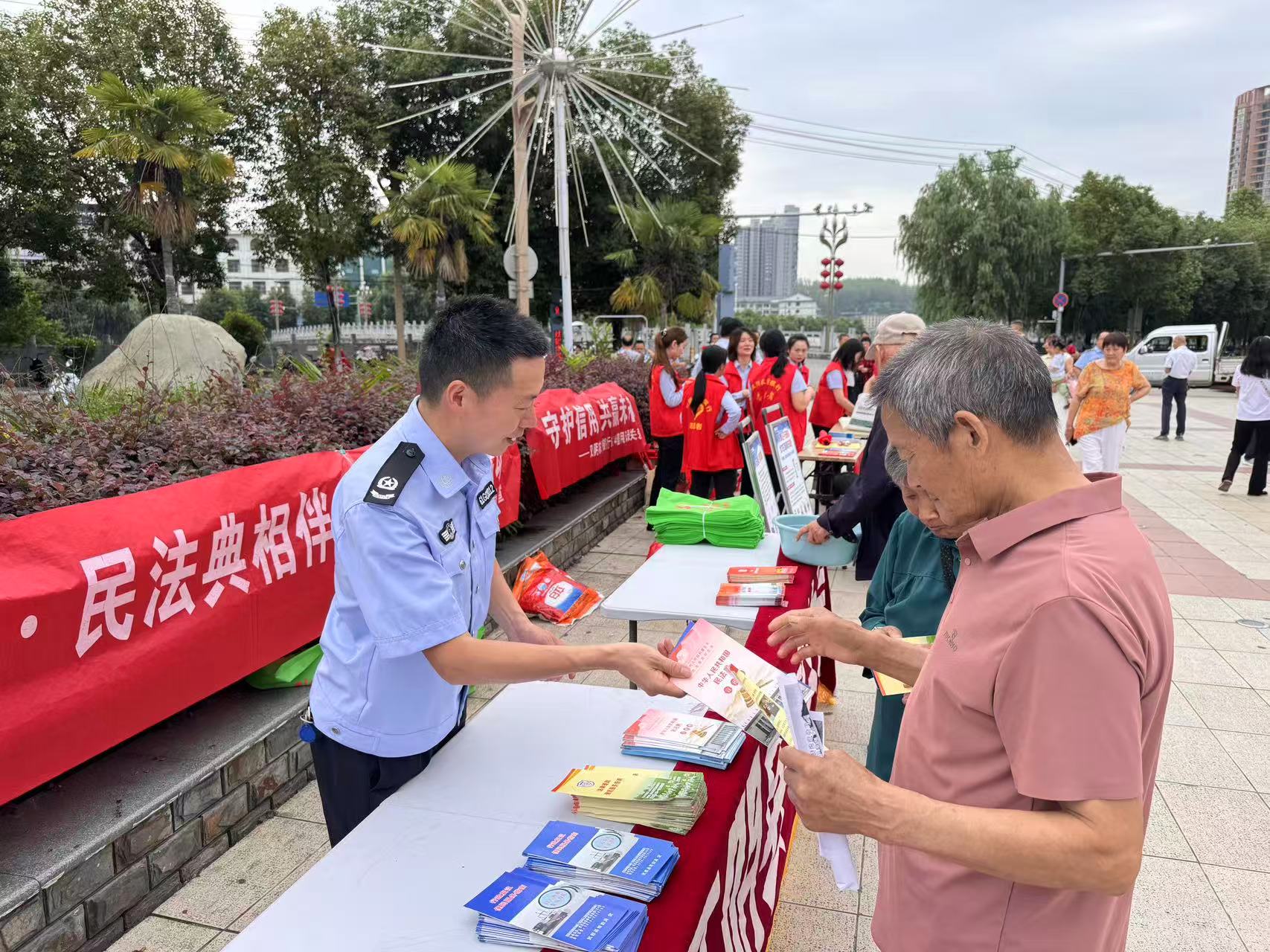 汉阴县司法局开展防范非法金融活动集中宣传