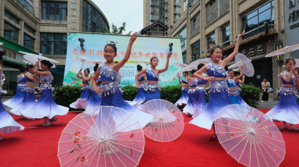 汉阴：社区居民在文明实践中心过端午