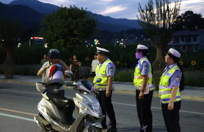汉阴公安交警：夜查整治“加码” 安全宣传“到家
