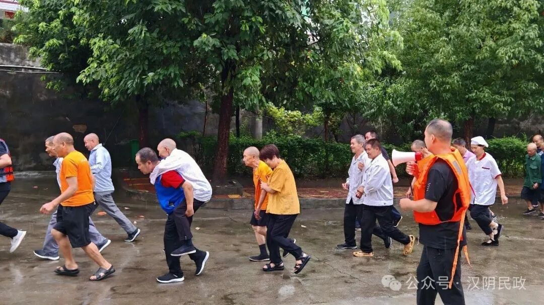 以练筑防护桑榆 防汛演练守平安——汉阴县龙双区域敬老院开展防汛应急实战演练