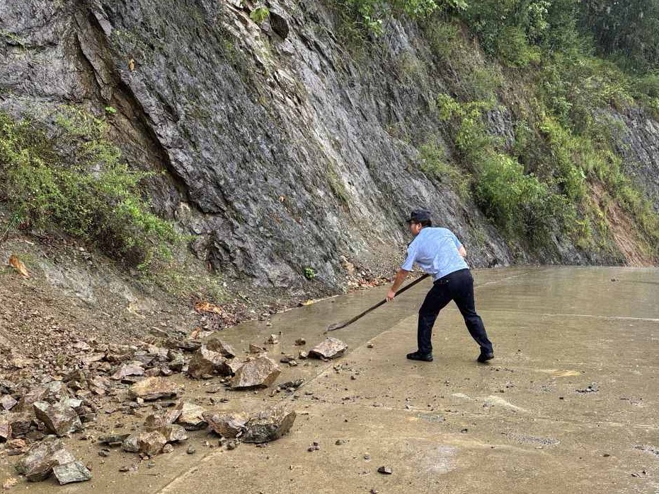 汉阴公安交警：雨中清障护通途  筑牢汛期道路安全防线